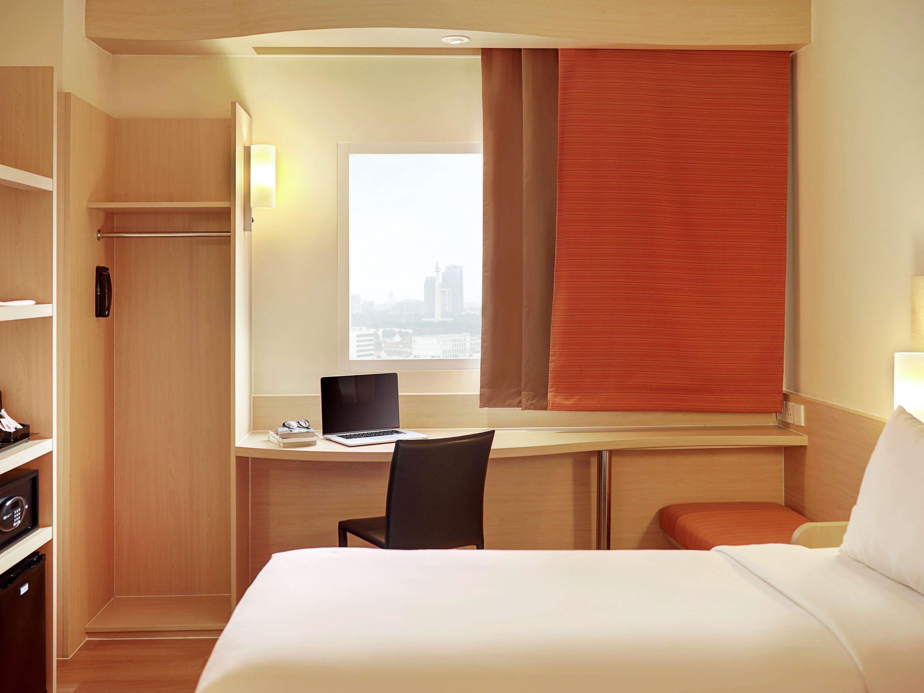 Ibis Jakarta Harmoni Esterno foto