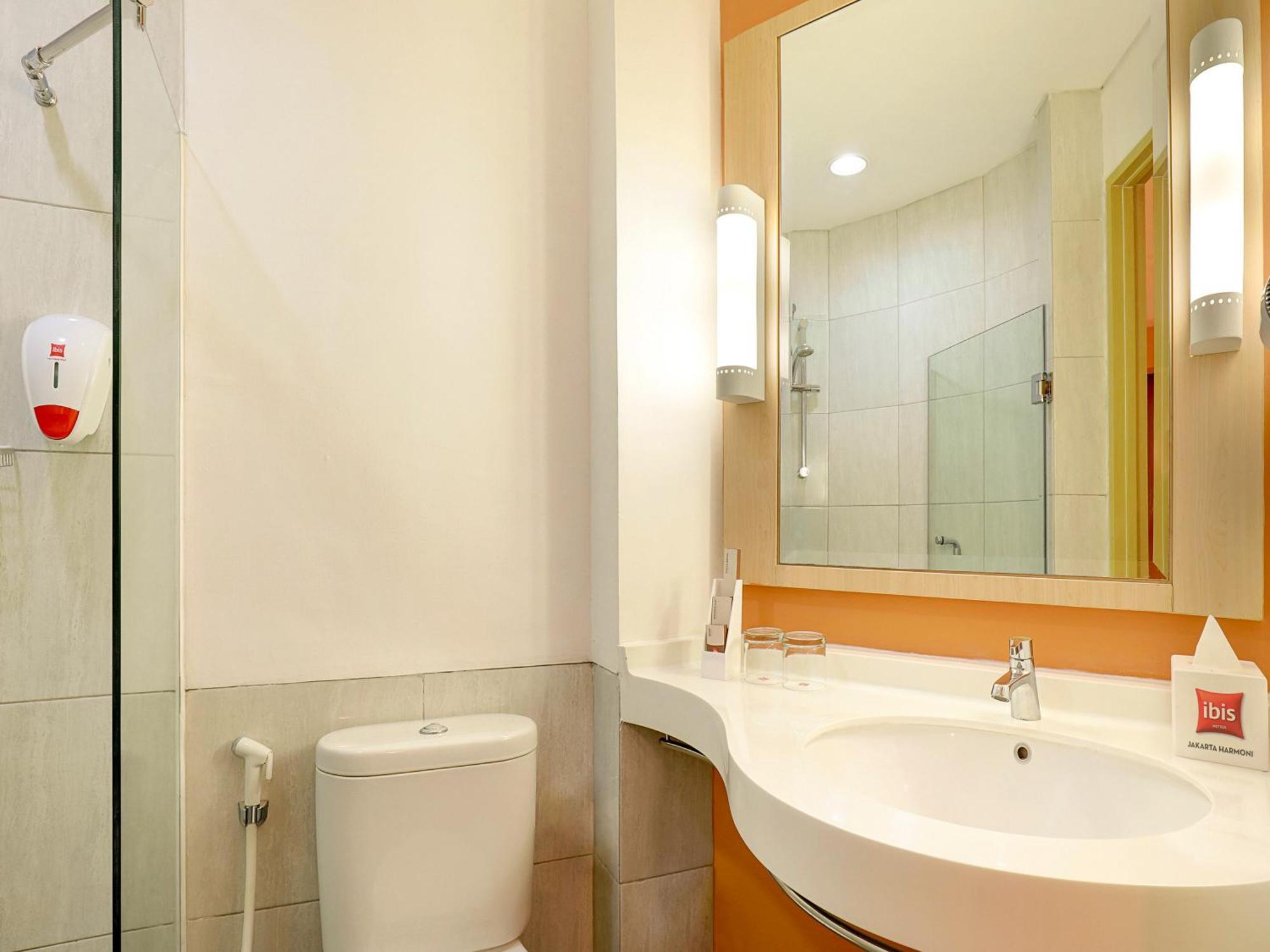 Ibis Jakarta Harmoni Esterno foto