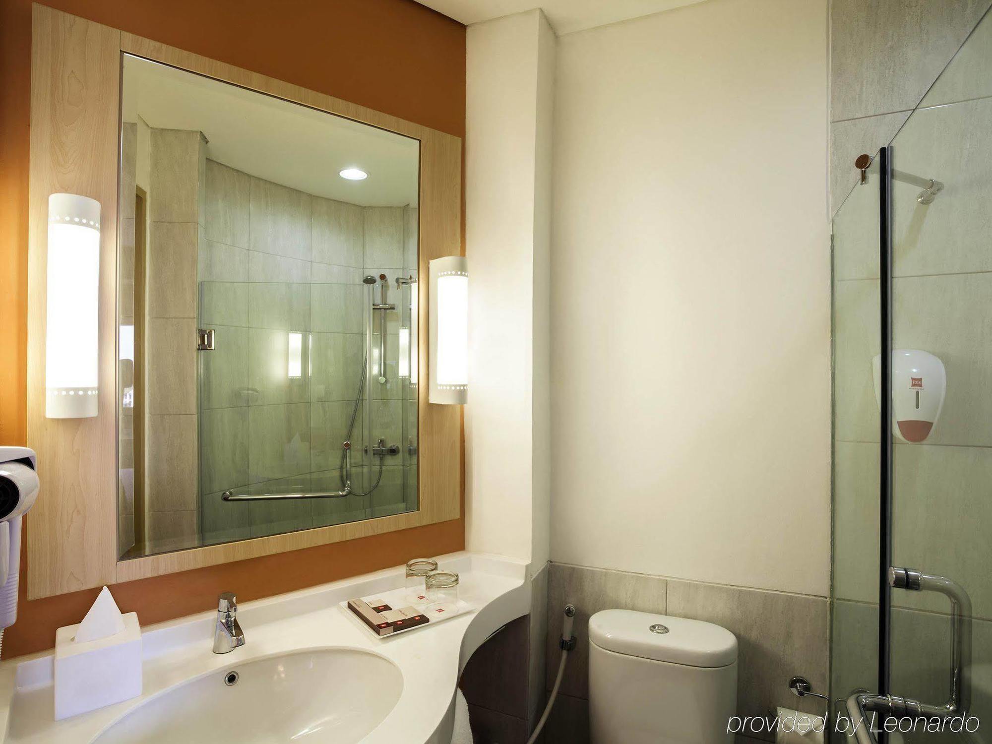 Ibis Jakarta Harmoni Esterno foto