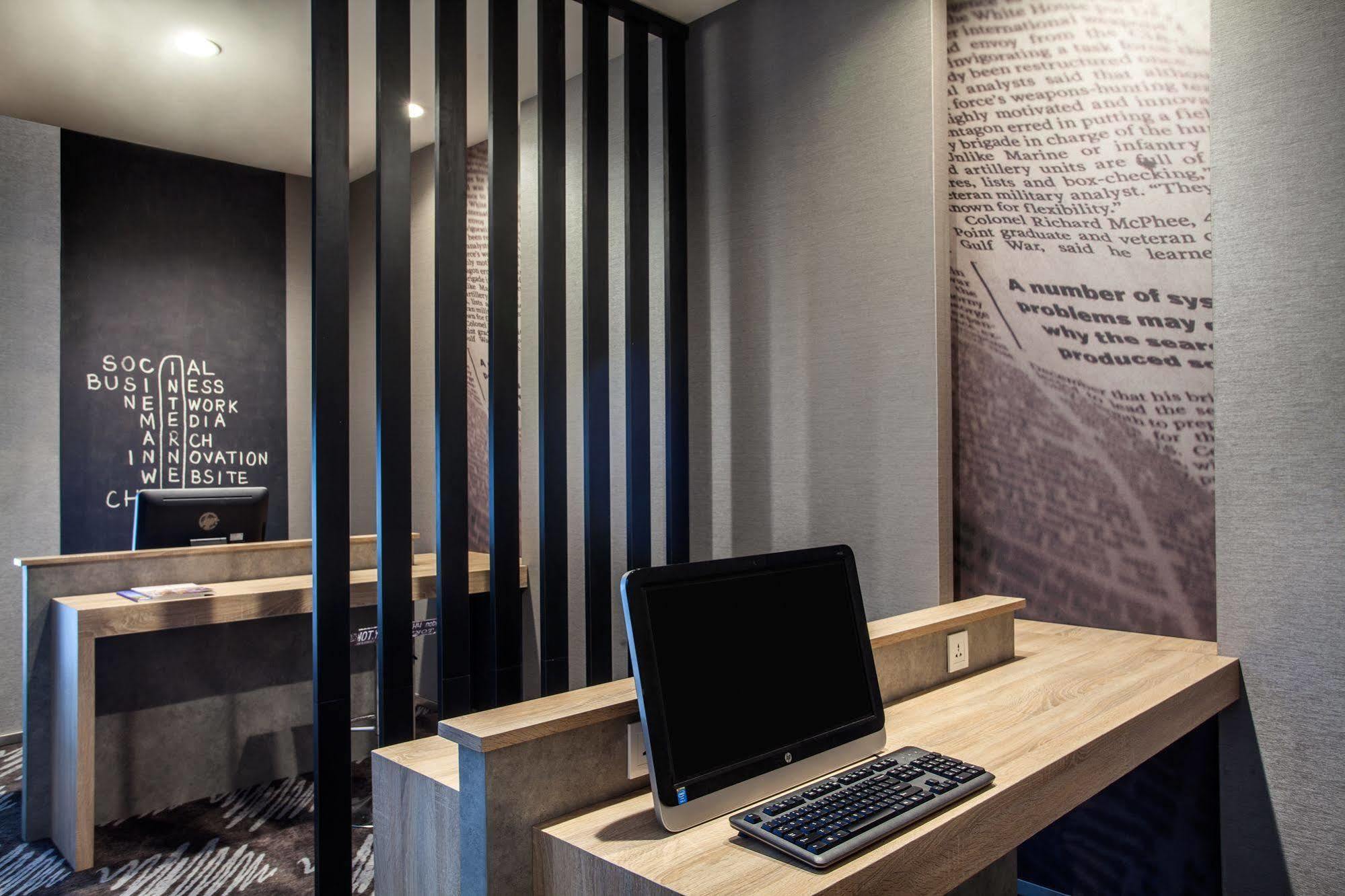 Ibis Jakarta Harmoni Esterno foto